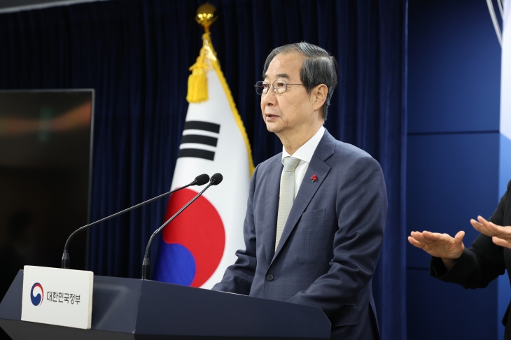 한덕수 대통령 권한대행이 14일 서울 종로구 정부서울청사에서 대국민담화를 발표하고 있다. 탄핵소추안 가결로 윤석열 대통령의 직무는 정지되고, 헌법에 따라 한덕수 국무총리가 대통령 권한대행을 맡는다. 2024.12.14 뉴스1