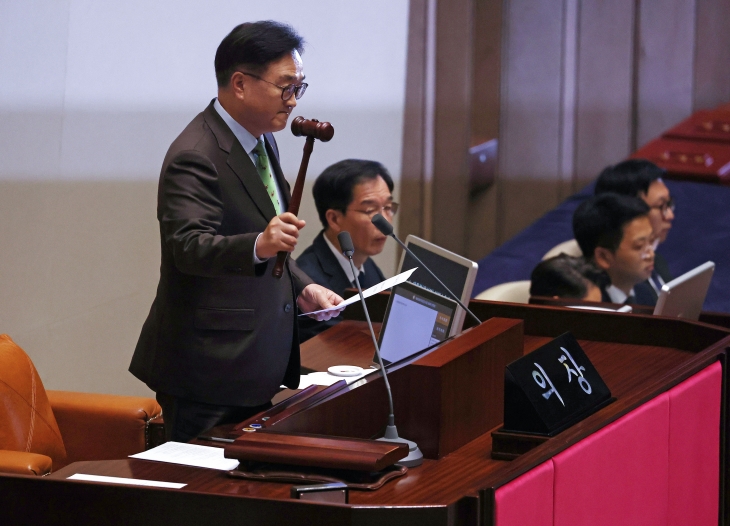 우원식 국회의장이 14일 국회에서 윤석열 대통령 탄핵소추안 가결을 선포하고 있다. 2024.12.14. 연합뉴스