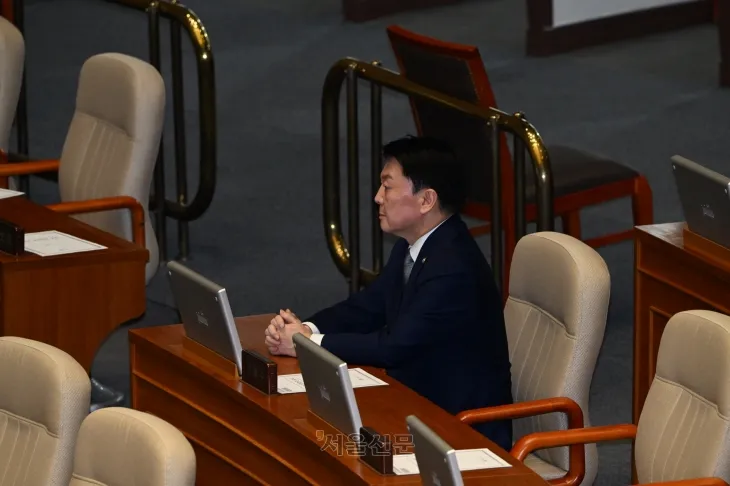 7일 오후 국회 본회의에서 대통령 탄핵소추안에 대한 더불어민주당 박찬대 원내대표의 제안 설명 때 국민의힘 의원들이 퇴장해 의석이 비어 있는 가운데 국민의힘 안철수 의원이 홀로 자리를 지키고 있다. 2024.12.7 홍윤기 기자