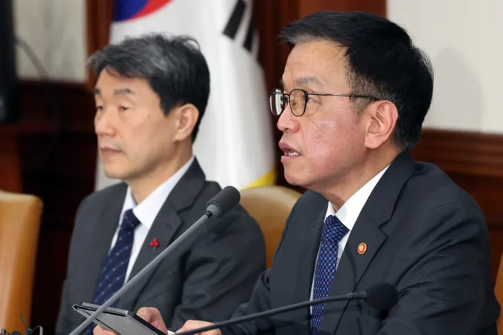 최상목(오른쪽) 부총리 겸 기획재정부 장관이 15일 서울 종로구 정부서울청사에서 열린 긴급경제관계장관회의에서 모두발언을 하고 있다. 뉴스1