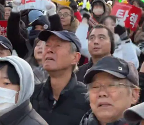 윤석열 대통령에 대한 2차 탄핵소추안이 지난 14일 국회에서 가결되자 환호하는 시민들 사이에서 눈물을 터뜨린 70대 남성의 모습이 포착돼 눈길을 끌고 있다. 엑스(옛 트위터) 캡처