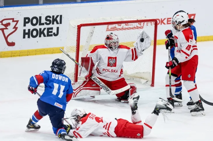 한국여자아이스하키 대표팀의 김도원이  16일(한국시간) 폴란드 비톰에서 열린 2026 밀라노·코르티나담페초 동계 올림픽 여자 아이스하키 3차 예선 F조 폴란드와의 경기에서 슛을 시도하고 있다. IIHF 제공