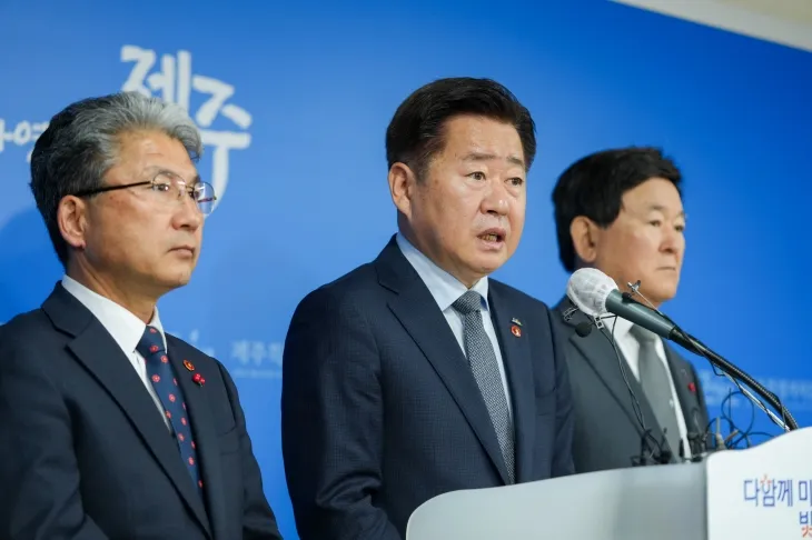 오영훈 제주도지사, 이상봉 제주특별자치도의회 의장, 김광수 제주특별자치도교육감 등 제주도 3개 기관장이 16일 오전 10시 제주도청 기자실에서 대통령 탄핵소추안 가결과 관련한 공동담화문을 발표하고 있다. 제주도 제공