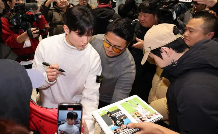 양민혁이 16일 잉글랜드 프로축구 프리미어리그(EPL) 토트넘에 합류하기 위해 인천국제공항에서 영국으로 출국하고 있다. 뉴스1