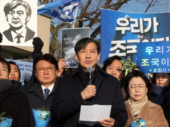 자녀 입시 비리와 청와대 감찰 무마 등 혐의로 기소돼 징역 2년 형이 확정된 조국혁신당 조국 전 대표가 16일 오전 경기도 의왕 서울구치소 앞에서 수감되기 전 지지자들에게 발언하고 있다. 연합뉴스