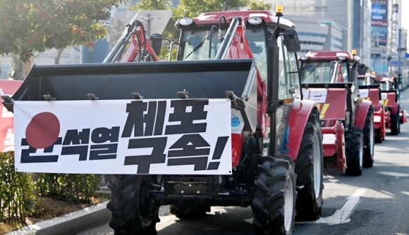 “내란수괴 체포 가즈아!” 농민 트랙터 결사대 尹관저로 [포착]