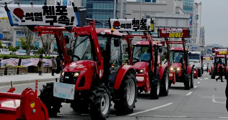 전국농민회총연맹 광주전남연맹 등 4개 농민단체가 16일 오전 전남도청 앞에서 ‘헌정유린내란수괴 윤석열 체포 결사대’ 출정식을 연 뒤 농기계를 몰고 대통령 관저로 향하는 트랙터 행진을 벌이고 있다. 2024.12.16 뉴시스