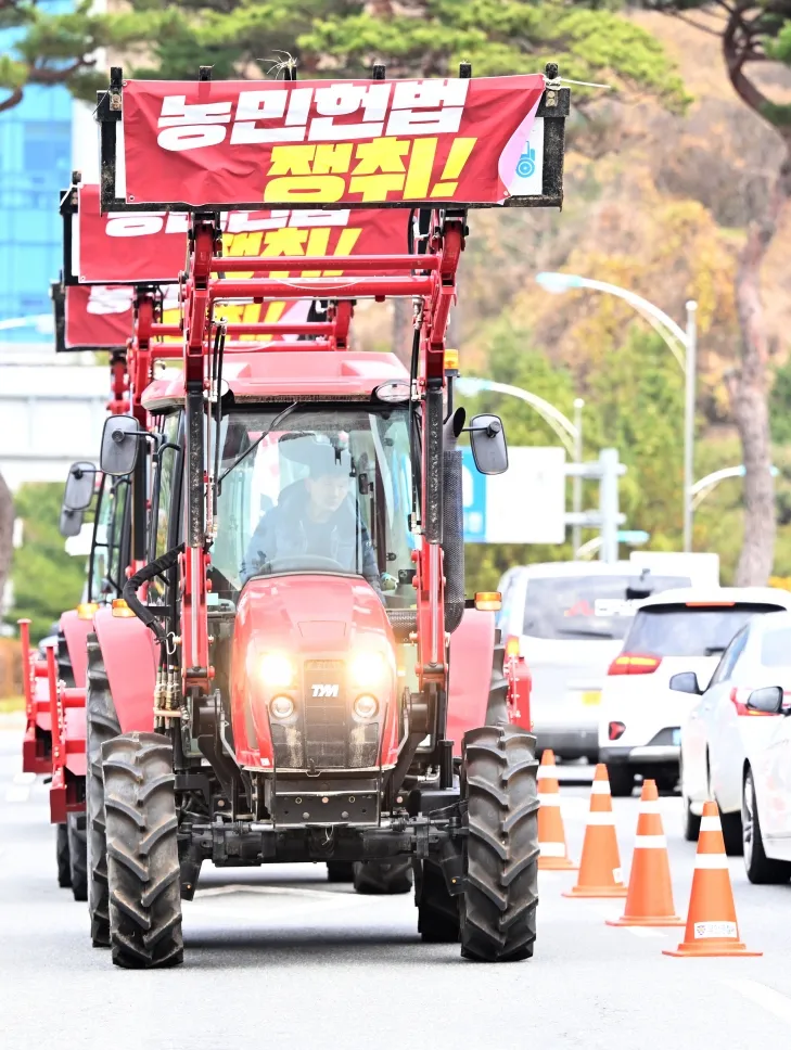 전국농민회총연맹 광주전남연맹 등 4개 농민단체가 16일 오전 전남도청 앞에서 ‘헌정유린내란수괴 윤석열 체포 결사대’ 출정식을 연 뒤 농기계를 몰고 대통령 관저로 향하는 트랙터 행진을 벌이고 있다. 2024.12.16 뉴시스