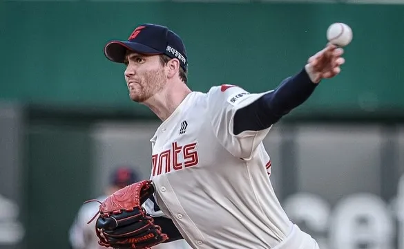 롯데 자이언츠 찰리 반즈가 지난 5월 8일 부산 사직야구장에서 열린 2024 KBO리그 정규시즌 한화 이글스와의 홈 경기에서 공을 던지고 있다. 롯데 자이언츠 제공