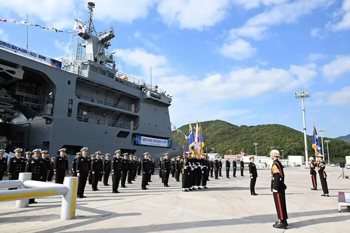 강화도함 장병들이 11일 경남 진해군항에서 열린 강화도함 취역식에서 도열하고 있다. 2024.11.11 해군작전사령부 제공