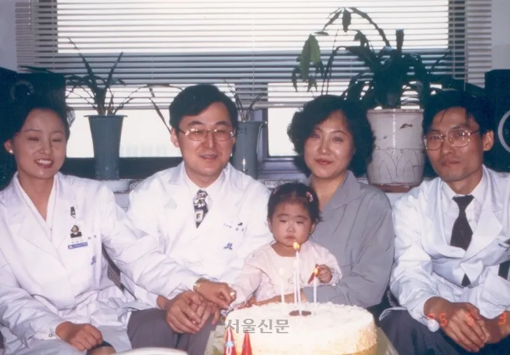 1995년 5월 주치의 김 교수(왼쪽 두 번째) 등 의료진이 생후 15개월 된 이씨(가운데)의 퇴원을 축하해 주고 있는 모습. 서울아산병원 제공