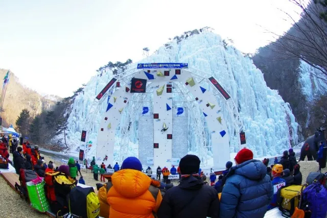 거대 빙벽과 인공 안벽 인공구조물이 함께 어우러진 경북  청송 얼음골 아이스클라이밍 월드컵 전용구장. 이곳에서 내년 1월 4일부터 ‘2025 청송 전국 아이스클라이밍선수권대회’가 열린다. 청송군 제공