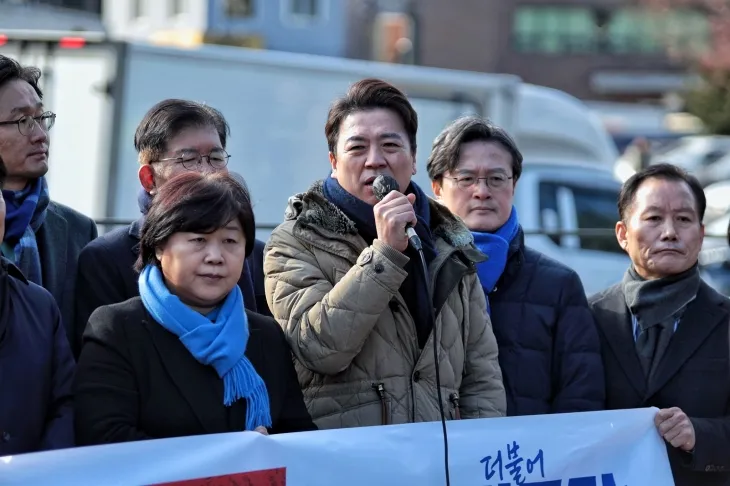 부승찬 더불어민주당 의원이 16일 서울 용산구 대통령실 인근에서 열린 ‘은폐와 방해 중단, 내란 혐의 철저 수사하라 촉구’ 기자회견에서 발언하고 있다. 2024.12.16.  부승찬 의원 페이스북