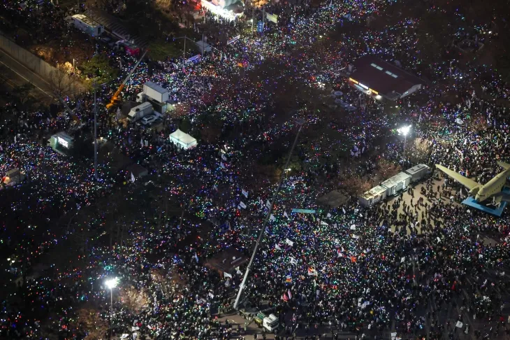 윤석열 대통령에 대한 국회 탄핵소추안이 가결된 14일 서울 여의도 국회의사당 앞에서 열린 촛불집회에서 시민들이 대통령 퇴진을 촉구하고 있다. 2024.12.14 뉴시스