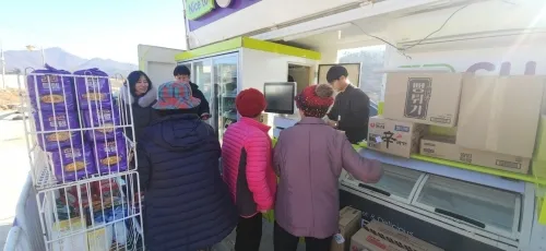 이동장터 차량의 첫 운행이 시작된 지난 12일 전북 진안군 주민들이 물건을 구매하고 있다. 진안군 제공