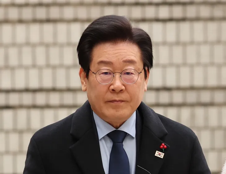 이재명 더불어민주당 대표가 17일 서울 서초구 서울중앙지법에서 열린 ‘대장동 배임·성남FC 뇌물’ 관련 1심 속행 공판에 출석하며 법정으로 향하고 있다. 2024.12.17 연합뉴스