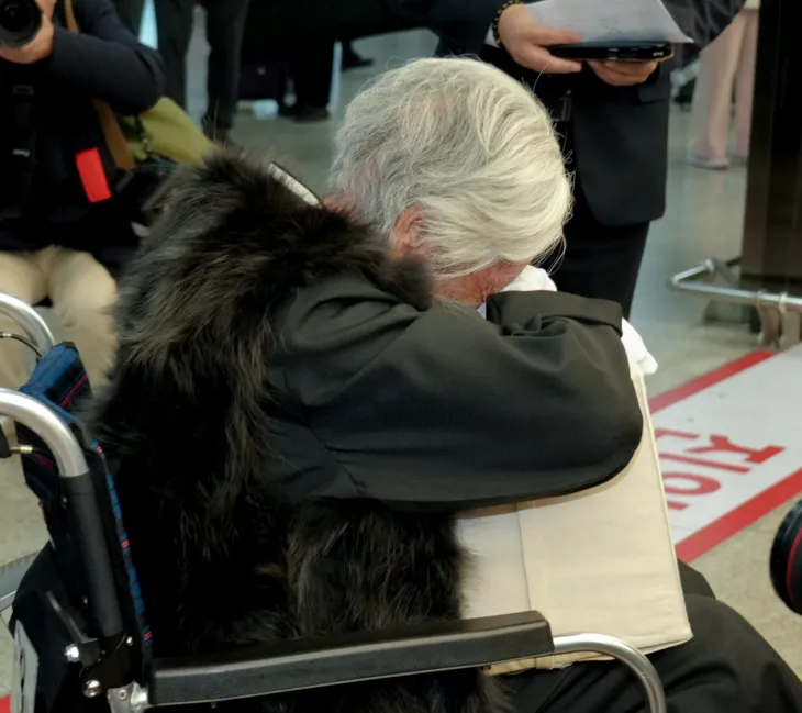 아버지의 유해를 안고 눈물을 흘리는 백발이 된 딸 양두영씨. 제주도 제공