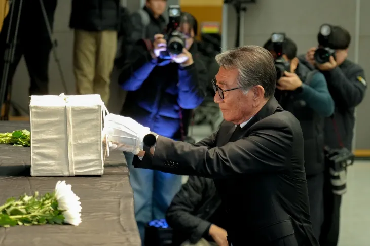 고 양천종씨의 친손자 양성홍 4·3행방불명인협의회장이 17일 4·3평화공원에서 열린 유해봉환식과 보고회에서 유해함을 다시 한번 매만지고 있다. 제주도 제공