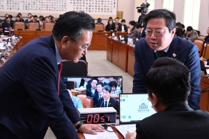 與 “내란 표현, 법적 요건 안 맞아”… 野 “내란 공범들이 어디서”