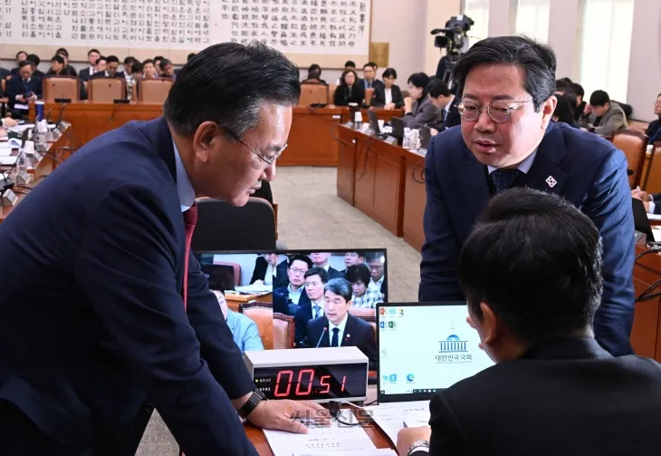 17일 국회에서 열린 법제사법위원회 전체회의에서 정청래(가운데) 위원장과 유상범(왼쪽) 국민의힘 간사, 김승원(오른쪽) 더불어민주당 간사가 회의 진행사항에 대해 논의하고 있다. 이날 회의에서는 비상계엄 사태를 두고 여야가 날 선 공방을 벌이며 충돌했다. 안주영 전문기자