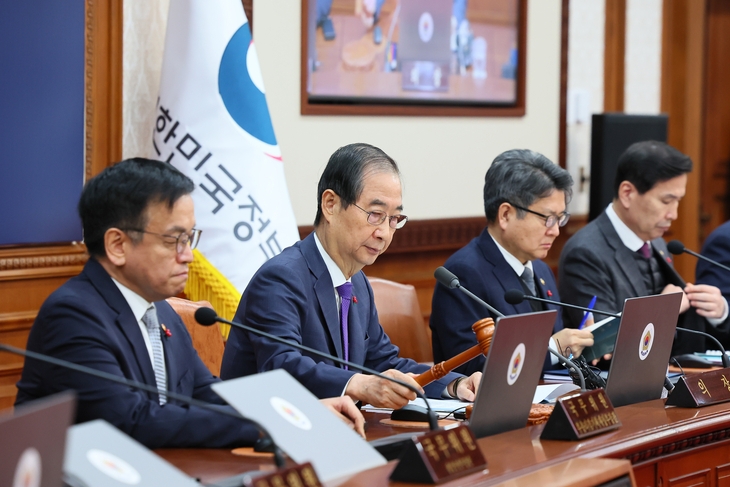 한덕수 대통령 권한대행 국무총리가 17일 서울 종로구 정부서울청사에서 열린 국무회의를 주재하고 있다. 총리실 제공