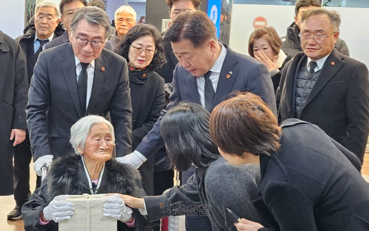 17일 오후 광주형무소에서 숨진 4·3 희생자 양천종씨의 유해가 75년 만에 고향 제주에 귀향했다. 이날 아버지를 품에 안고 있던 딸 양두영(왼쪽 앞)씨와 친손자 양성홍(왼쪽 위·78) 4·3행방불명인유족협의회장이 영접 나온 오영훈 도지사 등과 만난 뒤 눈시울을 붉히고 있다.