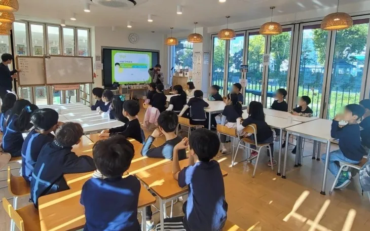 환경부로부터 우수 환경 교육 프로그램으로 지정받은 서울 서대문구의 ‘앞서가는 지구인, 끼리끼리 모아, 이게 쓰레기라고’ 프로그램 진행 모습. 서대문구 제공 환경부로부터 우수 환경 교육 프로그램으로 지정받은 서울 서대문구의 ‘앞서가는 지구인, 끼리끼리 모아, 이게 쓰레기라고’ 프로그램 진행 모습. 서대문구 제공