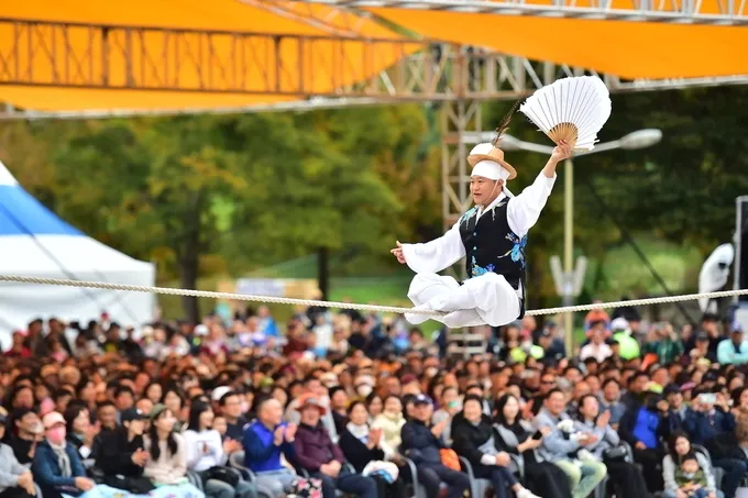 지난 10월 3~6일 열린 ‘2024 남사당 바우덕이 축제’에서 남사당패가 공연을 하고 있다. 안성시 제공