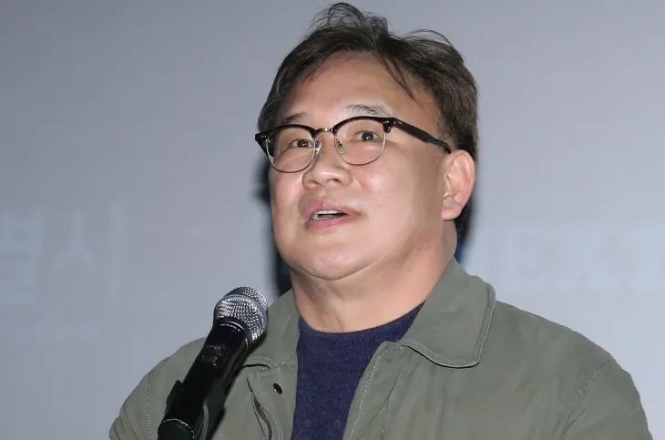 김성수 감독이 17일 서울 마포구 인디스페이스에서 열린 ‘제11회 한국영화제작가협회상’에 참석해 영화 ‘서울의 봄’으로 ‘감독상’을 받은 뒤 소감을 말하고 있다. 2024.12.17/뉴스1