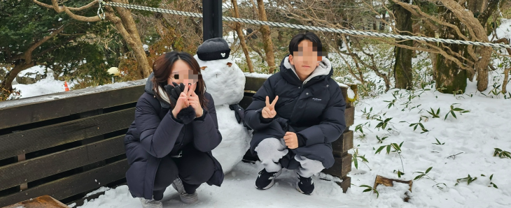 창원에서 가족여행 온 아이들이 1100고지에서 눈사람을 만든 후 기념촬영을 하고 있다. 제주 강동삼 기자