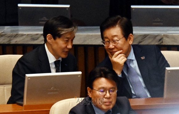 이재명, 조국 ‘옥중서신’ 반응…“어깨 배기고 환경 적응 안 된 것 같아”