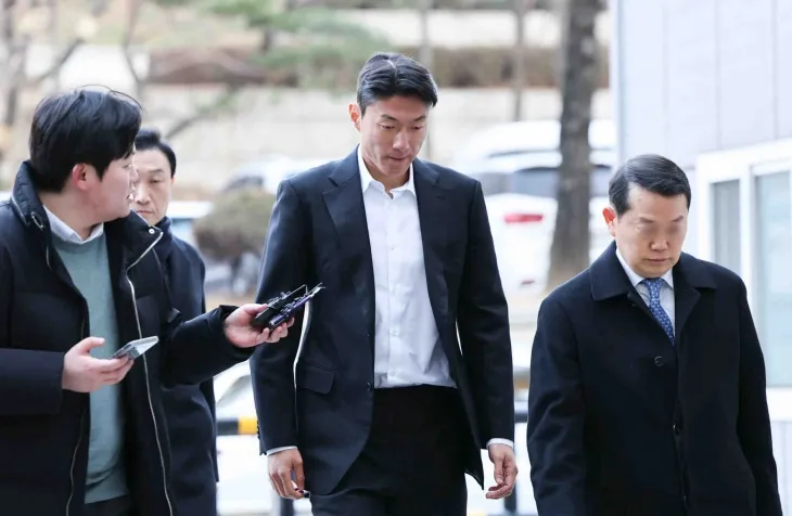 축구선수 황의조가 18일 서울 서초구 서울중앙지법에서 열린 불법촬영 등 혐의 2차공판에 출석하고 있다. 2024.12.18. 뉴시스