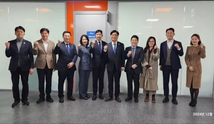 조승래(오른쪽에서 다섯번째) 더불어민주당 수석대변인, 한민수, 박상혁, 강유정 의원과 박창진(왼쪽에서 다섯번째) 등 부대변인 일동. 박창진 페이스북