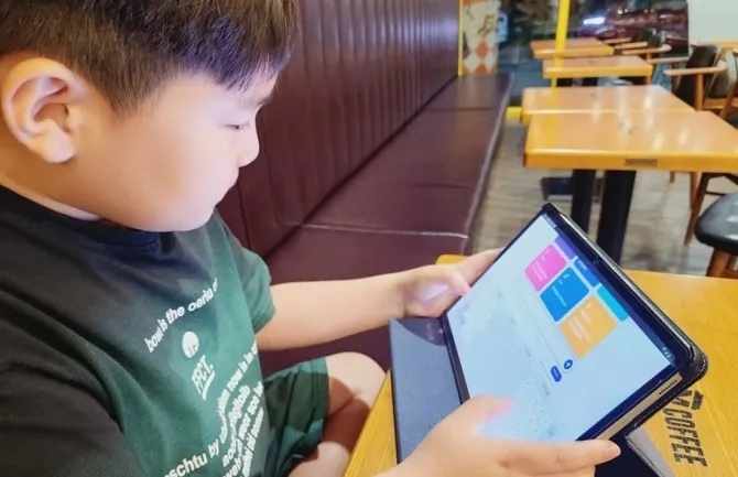 ‘과학동아AiR’를 활용해 궁금한 점을 해결하며 학습의 즐거움을 경험하고 있는 나유준 학생 (출처 : 나유준)