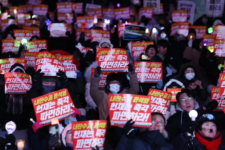 18일 오후 서울 종로구 안국역 인근에서 촛불행동 주최로 열린 윤석열 대통령 탄핵 촉구 집회에서 시민들이 구호를 외치로 있다. 2024.12.18. 뉴시스