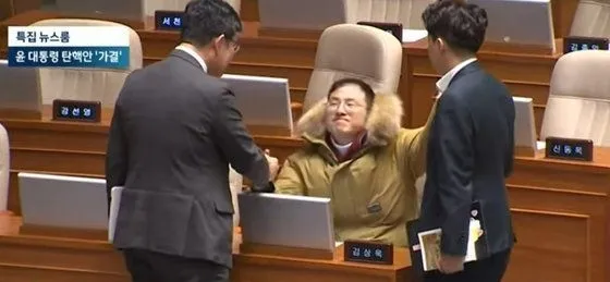 지난 14일 윤석열 대통령 탄핵소추안이 가결된 뒤 국민의힘 의원석에 앉아 있던 김상욱 의원(가운데)에게 이준석 개혁신당 의원(오른쪽) 등이 다가가 격려하는 모습. JTBC 방송화면 캡처