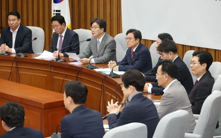 권성동 국민의힘 당대표 권한대행 겸 원내대표가 19일 오전 서울 여의도 국회에서 열린 원내대책회의에서 발언하고 있다. 2024.12.19 뉴시스