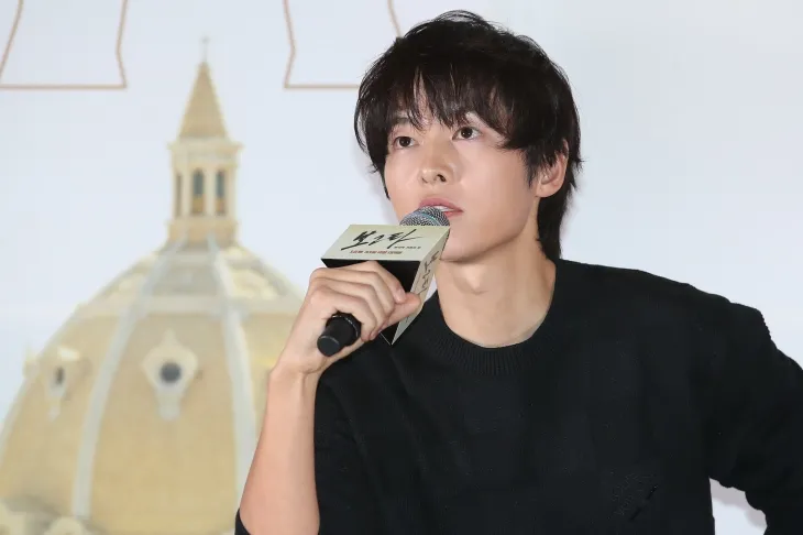 배우 송중기가 19일 서울 강남구 메가박스 코엑스에서 열린 영화 ‘보고타 : 마지막 기회의 땅’ 언론시사회에 참석해 취재진 질문에 답하고 있다. 2024.12.19 뉴스1