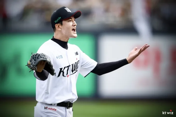 kt 위즈 고영표가 지난 10월 11일 서울 잠실야구장에서 열린 2024 KBO 준플레이오프 5차전에서 상대 타자를 제압한 뒤 기뻐하고 있다. kt 위즈 제공