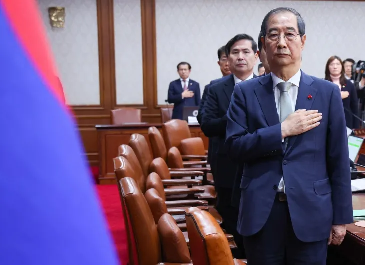 한덕수 대통령 권한대행 겸 국무총리가 19일 정부서울청사에서 열린 임시 국무회의에서 국기에 대한 경례를 하고 있다. 연합뉴스