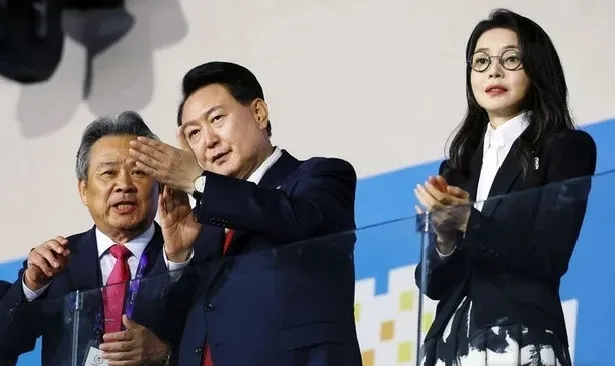 2023년 10월 13일 전남 목포종합경기장에서 열린 제104회 전국체육대회 개회식에서 대화를 나누고 있는 윤석열(가운데) 대통령과 이기흥(왼쪽) 대한체육회 회장. 오른쪽은 김건희 여사. 뉴시스