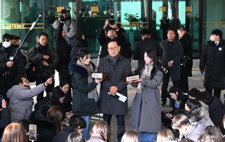 윤석열 대통령 변호인단 측 석동현 변호사가 19일 서울 서초구 서울고등검찰청 앞에서 기자회견을 열고 입장을 밝히고 있다. 석 변호사는 비상계엄 당시 윤 대통령이 국회의원 체포를 언급한 적이 없다고 말했다. 도준석 전문기자