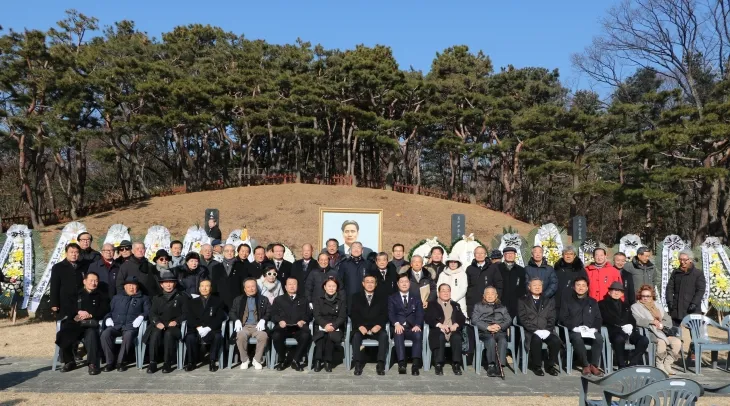 19일 서울 용산구 효창공원에서 열린 매헌 윤봉길 의사 순국 92주기 추념식에서 참석자들이 기념사진을 찍고 있다. 2024.12.19 국가보훈부 제공