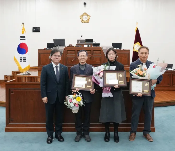 19일 열린 하남시의회 제336회 제2차 정례회 제3차 본회의 ‘2024년 4분기 모범시민상’ 기념사진. 하남시의회 제공
