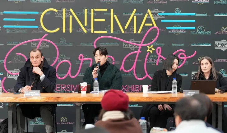 K-이머시브 전시 콘텐츠 ‘시네마천국 이머시브 특별전-투.토토’가 오는 20일 개막한다. 세계적인 명작 영화 <시네마 천국>을 디지털 몰입형 전시로 재탄생시킨 ‘시네마천국 이머시브 특별전-투.토토’는 전시 전문 기획사 ‘숲인터내셔날’, 이탈리아의 몰입형 전시 제작 전문 기업 ‘크로스미디어 그룹’, 미래형 미디어 선도 기업 ‘상화’가 협력해 기획했다. 사진은 왼쪽부터, 크로스미디어 그룹의 페데리코 달가스 판돌피니(Federico Dalgas Pandolfini) 대표, 숲인터내셔날 양준보 대표, 통역사, 미켈라 린다 마그리(Michela Linda Magri) 주한이탈리아문화원장. 전시는 내년 3월까지 이어진다. 사진 - 숲인터네셔널 제공