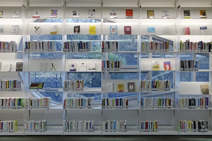 의정부미술도서관은 책의 표지가 보이도록 서가를 구성해 이용자들과 좀더 친밀하게 소통한다.