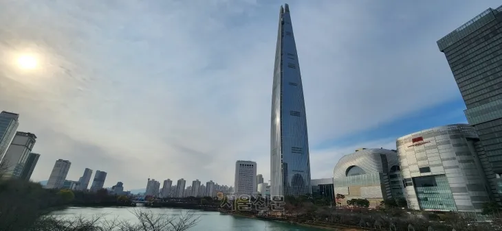 서울 송파구 ‘더 갤러리 호수’ 옥상정원에서 바라본 석촌호수 전경.