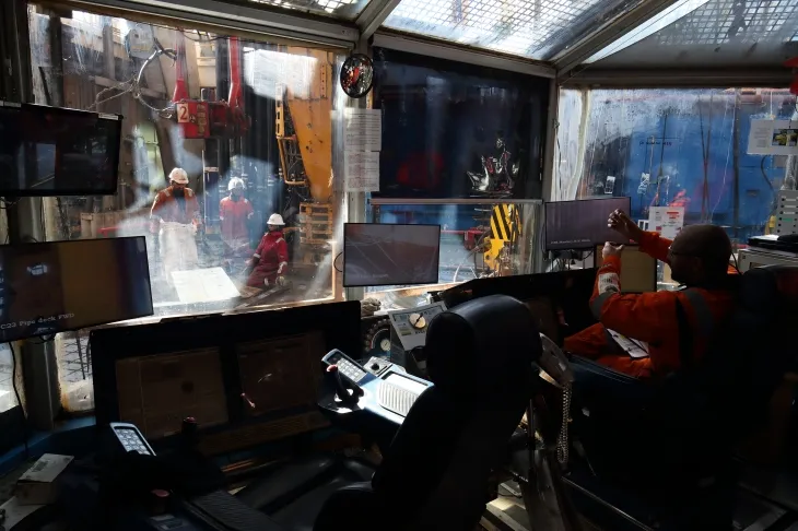 시추작업 감독이 굴착장비 연결작업 지시하는 모습. (사진=한국석유공사)