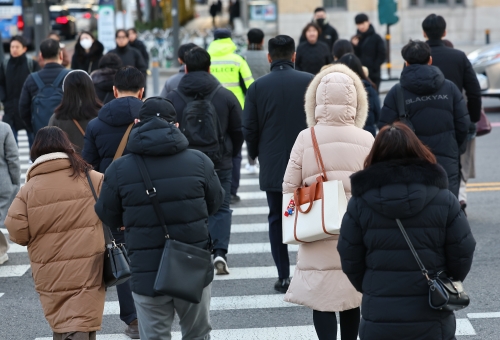 서울 아침 기온이 영하 3도까지 떨어진 16일 오전 서울 종로구 광화문네거리에서 외투를 입은 시민들이 출근하고 있다. 연합뉴스