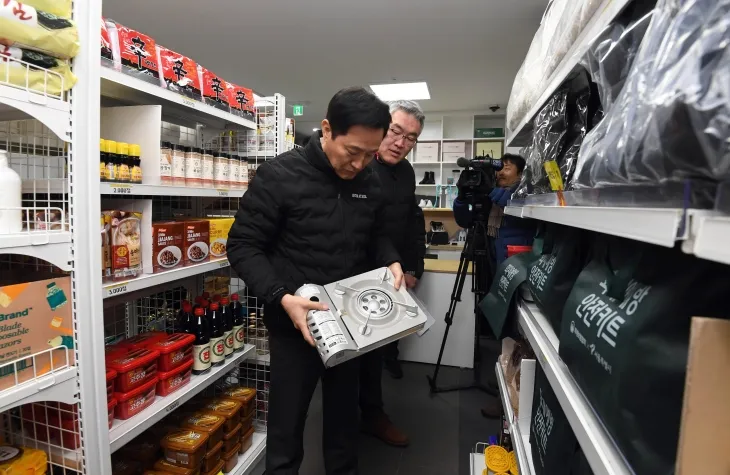 한파 대비 쪽방촌 현장 점검에 나선 오세훈 서울시장이 18일 오전 서울 종로구 돈의동 쪽방촌 온기창고에서 동계용품 및 화재예방 용품 등을 살펴보고 있다.  연합뉴스